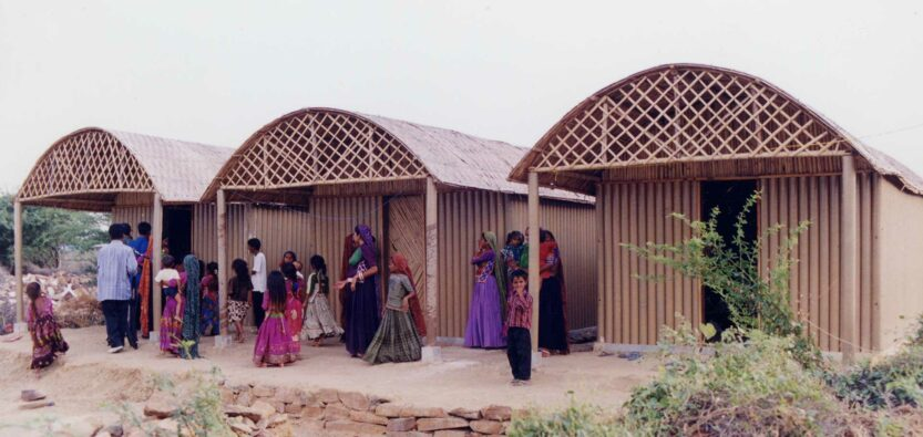 PAPER LOG HOUSE, neboli domečky z bambusu vystavěné po zemětřesení v Indii, 2001